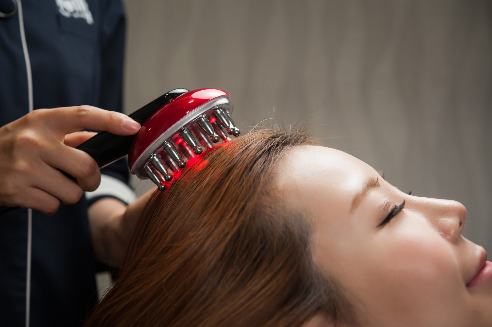 A light-therapy scalp treatment in progress at Wellkin